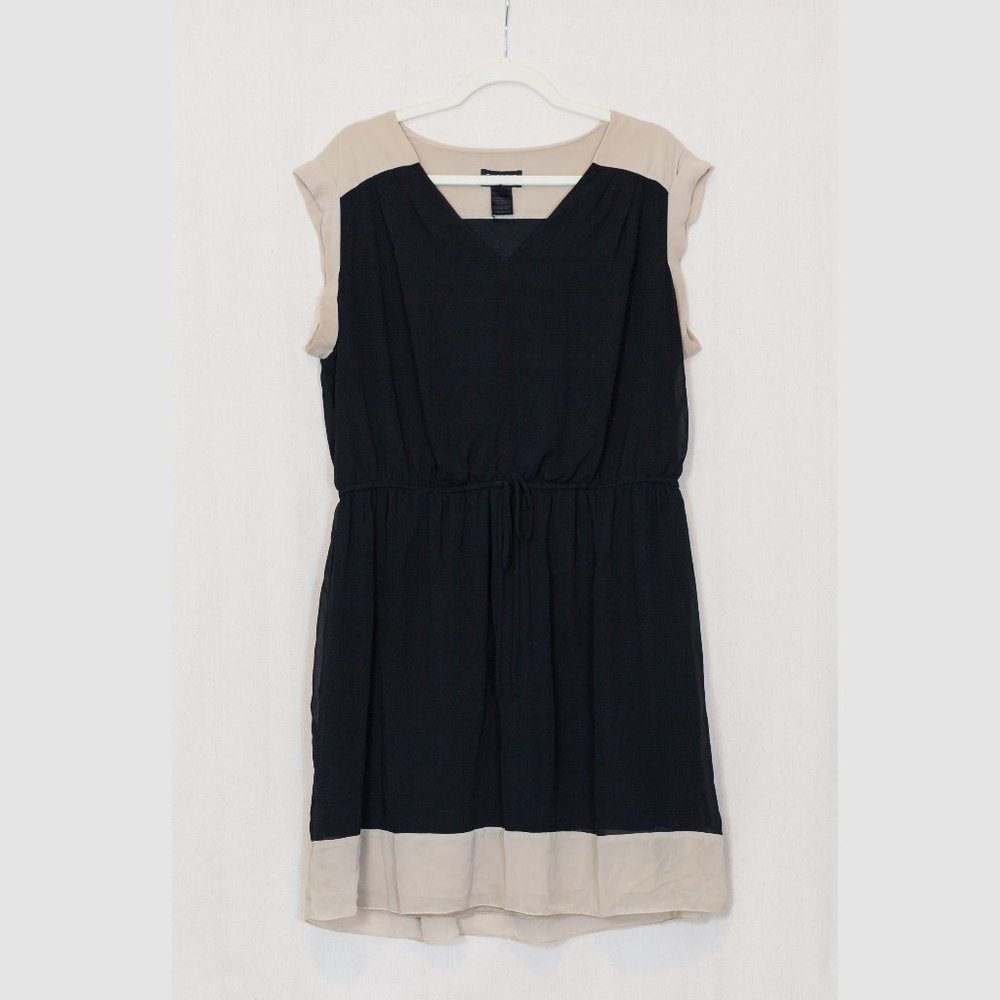 20W Short sleeved above the knee tan and black drawstring dress